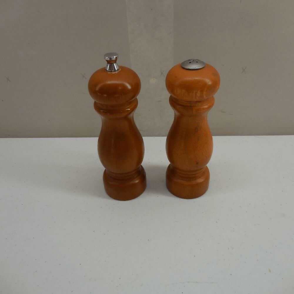 Vintage Mr. Dudley Wooden Salt Shaker And Pepper Grinder 7” Set MCM‎ - Picture 2 of 5